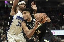 关于又见绝平！纽约尼克斯与密尔沃基雄鹿鏖战至终场，斯瓦泰克读秒救主的信息