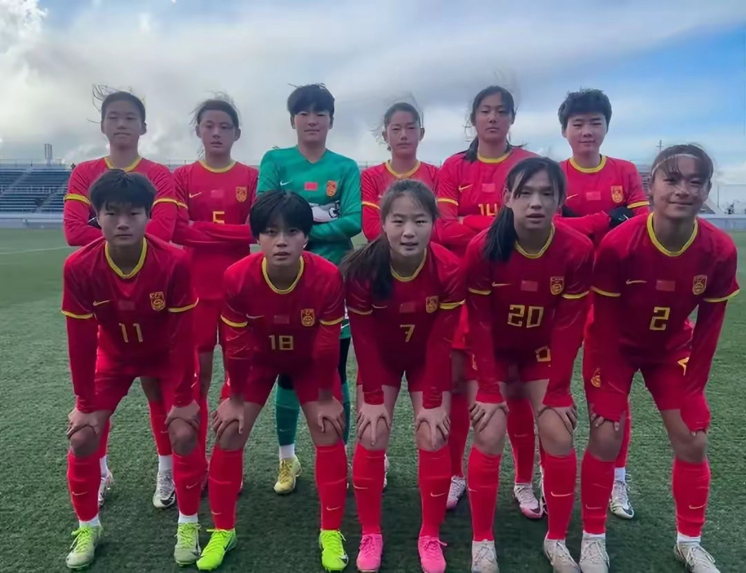 女足国家队备战决赛，研究对手战术